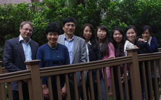 孫紅哲教授及他的香港大學研究團隊 (從左至右):Dr. Julian A. Tanner (生物化學系),黃乾利辛烱僖基金(植物生物技術學)蔡美蓮教授(生物科學學院),孫紅哲教授及研究小組成員:李洪艷博士,研究生陽婭,黎佑芷博士,研究生張苑茵和巢艾倫。